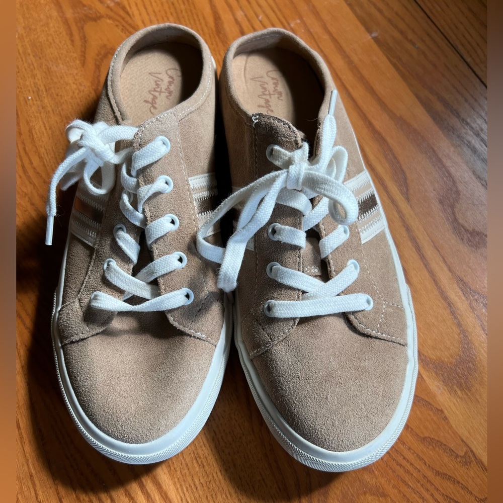 NWOT Crown Vintage Sneaker